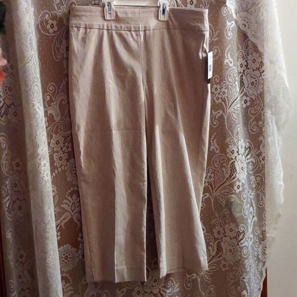 New Briggs Women's size 12 classic cropped pants tan neutral stretch pull on - Picture 1 of 7